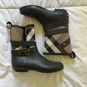 Burberry Women’s Holloway Rain Boot US 8 Black Beige Nova Check